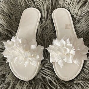 NWOT (10.5) White Floral Embellished Flat Sandals NEVER WORN